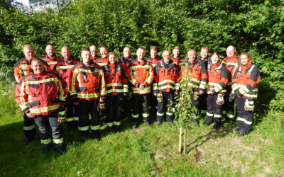 Feuerwehr pflanzt Baum